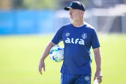 PORTO ALEGRE, RS, BRASIL, 23-04-2025: O técnico Mano Menezes comanda treino do Grêmio no CT Luiz Carvalho. (Lucas Uebel/Grêmio/Divulgação)<!-- NICAID(16024549) -->