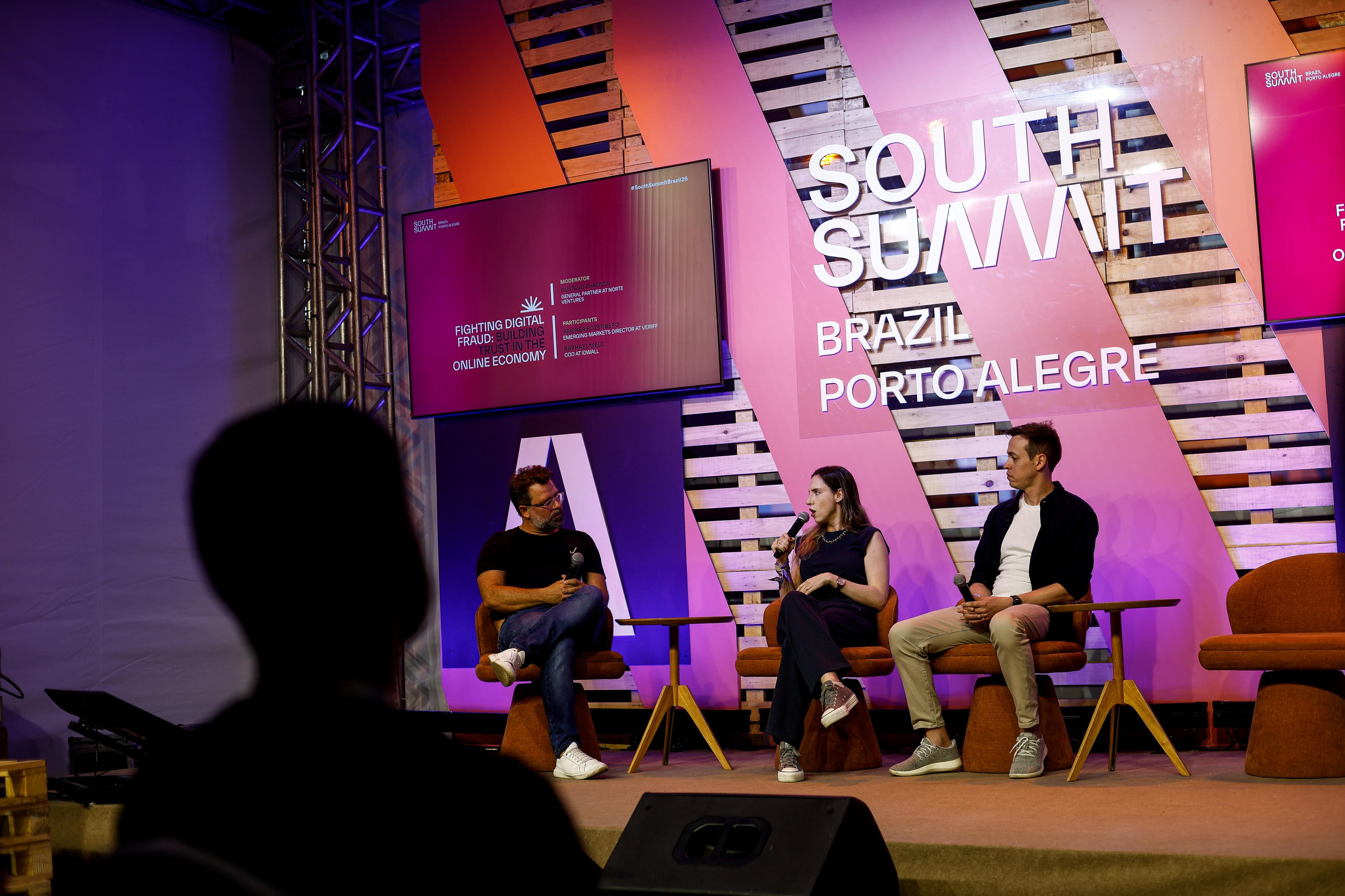 "Vivemos uma fase em que ningu&eacute;m confia no que est&aacute; na internet": South Summit discute golpes digitais no Brasil