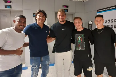 Marcelo Moreno em visita à Arena do Grêmio. Na foto, ao lado de Cuiabano, Gabriel Grando, Mila e Natã<!-- NICAID(15659906) -->