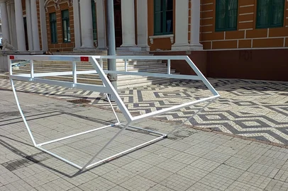 Obra de arte de Eduardo Srur no centro de Porto Alegre. Um contêiner vazado.<!-- NICAID(16245324) -->