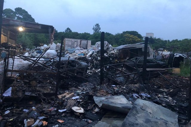 Depósito de lixo reciclável pega fogo e dois carros são destruídos na zona norte de Porto Alegre <!-- NICAID(14981886) -->