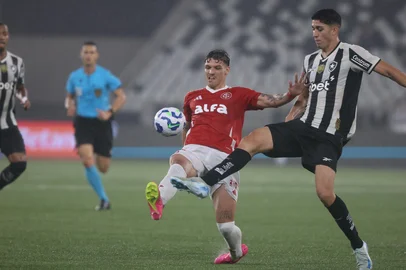 Botafogo vs Internacional no Estádio Nilton Santos pelo Brasileirão 2025 - Foto: Ricardo Duarte/SC Internacional/Divulgação<!-- NICAID(16035077) -->