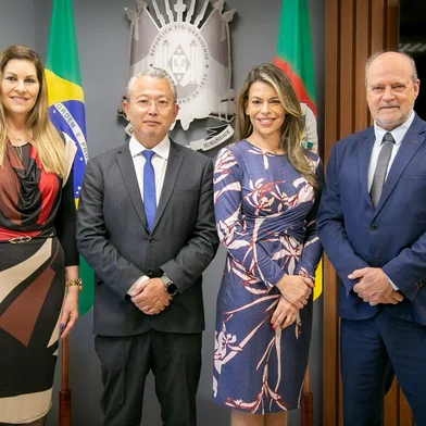 A delegada Patrícia Tolotti Rodrigues assumiu nesta terça-feira a subchefia da Polícia Civil e foi recebida pelo Secretário da Segurança Pública, Cel. Mario Ikeda, e pela Secretária-adjunta, delegada Adriana Regina da Costa.Com ampla experiência e atuação destacada na instituição, a Delegada Patrícia Tolotti conduzia o Gabinete da Chefia de Polícia. Agora, junto com o Chefe de Polícia, Delegado Heraldo Chaves Guerreiro, irá reforçar a liderança da corporação no compromisso com a segurança dos gaúchos.<!-- NICAID(16150989) -->