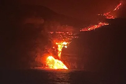 A lava expelida pelo vulcão da ilha espanhola de La Palma que entrou em erupção há 10 dias chegou ao mar na noite de terça-feira (28), um fenômeno potencialmente perigoso, informaram autoridades<!-- NICAID(14901615) -->