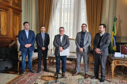 O secretário estadual da Fazenda, Marco Aurelio Cardoso, está deixando o cargo. A mudança foi anunciada pelo governador Ranolfo Vieira Júnior, nesta terça-feira (2), em entrevista coletiva no Palácio Piratini. O substituto será o secretário extraordinário de Parcerias, Leonardo Busatto.<!-- NICAID(15164938) -->