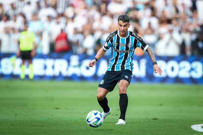 FUTEBOL/CAMPEONATO BRASILEIRO 2023 /GREMIO X SANTOS - ESPORTES - Lance da partida entre Gremio e Santos disputada na tarde deste domingo, na Vila Belmiro, em Santos, em partida valida pela Campeonato Brasileiro 2023. FOTO: LUCAS UEBEL/GREMIO FBPA<!-- NICAID(15516370) -->