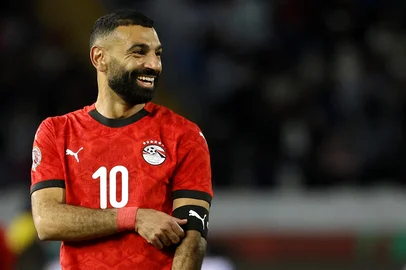 Egypt's forward #10 Mohamed Salah removes the captain's armband during the Africa Cup of Nations (CAN) third place football match between Egypt and Nigeria at the Mohammed V Stadium in Casablanca on January 17, 2026. (Photo by Abdel Majid BZIOUAT / AFP)Editoria: SPOLocal: CasablancaIndexador: ABDEL MAJID BZIOUATSecao: soccerFonte: AFPFotógrafo: STR<!-- NICAID(16278547) -->