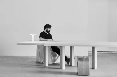 Durante a Semana de Design de Nova York o designer caxiense Guilherme Wentz estará participando com a instalação intitulada WENTZ NEW YORK PENTHOUSE a convite da galeria nova-iorquina VERSO Works – na qual apresentará sua idealização de habitar silencioso no apartamento conceito do novo empreendimento Nine Chapel, no Brooklyn. Serão mais de 20 peças de design autoral, entre elas; móveis, luminárias e objetos que revelam uma estética silenciosa com inovação em materiais e formas reduzidas à sua essência. O espaço ficará aberto ao público de 15 a 21 de maio e a visita ao espaço poderá ser agendada pelo site da galeria VERSO.<!-- NICAID(16037772) -->