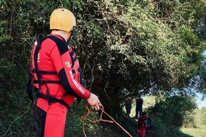 Bombeiros fazem buscas por jovem desaparecido no Rio dos Sinos<!-- NICAID(16146565) -->