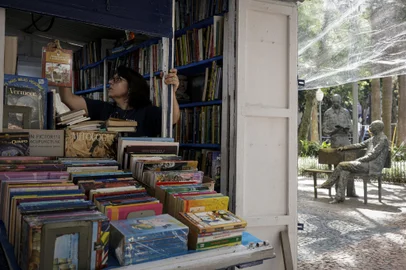 Porto Alegre, RS, Brasil, 31-10-2024: Katia Moreira organiza a banca do Beco dos Livros. Livrarias e editoras organizam bancas na Praca da Alfandega para a Feira do Livro de Porto Alegre, que completa 70 anos. Foto: Mateus Bruxel / Agencia RBSIndexador: MATEUS BRUXEL<!-- NICAID(15904104) -->