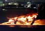 Avião com passageiros a bordo pega fogo em aeroporto de Tóquio
