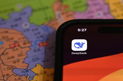 This photo illustration shows the DeepSeek app on a mobile phone in Beijing on January 28, 2025. Fears of upheaval in the AI gold rush rocked Wall Street, following the emergence of a popular ChatGPT-like model from China, with US President Donald Trump saying it was a "wake-up call" for Silicon Valley. (Photo by Pedro PARDO / AFP)Editoria: FINLocal: BeijingIndexador: PEDRO PARDOSecao: computing and information technoFonte: AFPFotógrafo: STF<!-- NICAID(15963025) -->