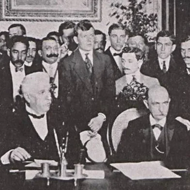 José Montaury em 1912 (sentado à direita) durante posse para mais um mandato de intendente de Porto Alegre<!-- NICAID(15876792) -->