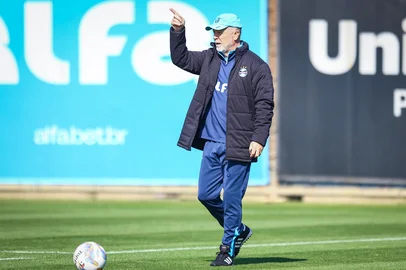 RS - FUTEBOL/ TREINO GREMIO 2025 - ESPORTES - Jogadores do Gremio realizam treino tÃ©cnico durante a manha desta segunda-feira, no CT Luiz Carvalho, na preparaÃ§Ã£o para a partida valida pelo Campeonato Brasileiro 2025. FOTO: LUCAS UEBEL/GREMIO FBPA<!-- NICAID(16075271) -->