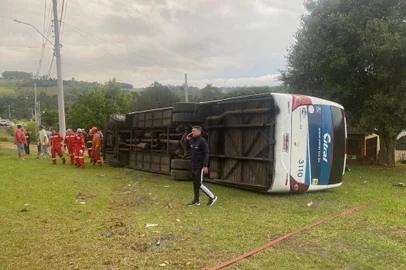 Colisão entre carro e ônibus deixou feridos na RS-020, em Taquara<!-- NICAID(15453012) -->