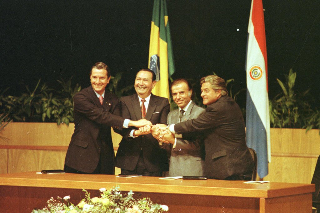 El MERCOSUR consolida su compromiso democrático con la firma del Protocolo de Ushuaia como pilar institucional
