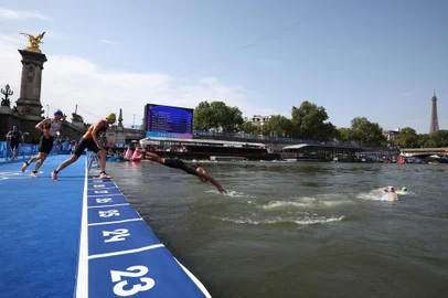 Athletes compete in the swimming stage in the Seine during the men's individual triathlon at the Paris 2024 Olympic Games in central Paris on July 31, 2024. (Photo by Anne-Christine POUJOULAT / AFP)<!-- NICAID(15832118) -->