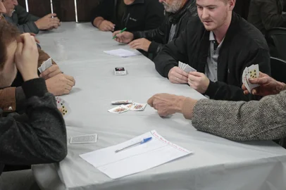 Começa neste sábado (29), os Jogos da 32ª Festa da Colônia, em Gramado. Está edição contará com mais de 600 participantes inscritos para disputar jogos tradicionais como: bocha, canastra, bisca, "três setes" e "66".  Os jogos serão realizados até o dia 14 maio, sempre aos sábados e domingos, com a exceção de segunda-feira (1ª), dia do trabalhador, que haverá competição. <!-- NICAID(15414864) -->