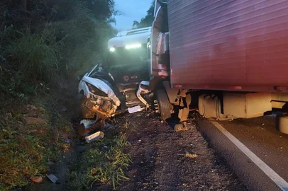 Acidente na RS-446, entre Carlos Barbosa e São Vendelino, deixa um mortoColisão entre três caminhões e um carro ocorreu no km 9 da rodovia estadual<!-- NICAID(15760272) -->