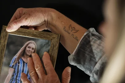 FELIZ, RS, BRASIL, 25-06-2025: A mãe, Marcia Elisa Müller, 61 anos, observa uma foto de Raíssa Müller, 21 anos, vítima de feminicídio na casa onde morava em Feliz, no Vale do Caí. Raíssa e o companheiro dela, Eric Richard de Oliveira Turato, 24, foram assassinados a facadas pelo ex-namorado dela em 18 de abril. O Rio Grande do Sul registrou 10 feminicídios no feriado de Páscoa, seis deles na Sexta-feira Santa. Agora, por pressão de deputadas gaúchas, o governo do RS deve recriar Secretaria da Mulher, extinta em 2015. Foto: Mateus Bruxel/Agência RBSIndexador: MATEUS BRUXEL<!-- NICAID(16067887) -->