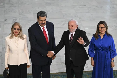 Venezuela's President Nicolas Maduro (2-L) and Brazilian President Luiz Inacio Lula da Silva (2-R) shake hands, accompanied by Venezuela's First Lady Cilia Flores (L) and Brazil's First Lady Rosangela "Janja" da Silva, during a welcome ceremony at Planalto Palace in Brasilia on May 29, 2023. The President of Brazil, Luiz Inácio Lula da Silva, meets this Monday in Brasilia with his Venezuelan counterpart, Nicolás Maduro, who traveled to the Brazilian capital to participate in a "retreat" on Tuesday together with the other South American leaders. (Photo by EVARISTO SA / AFP)Editoria: POLLocal: BrasíliaIndexador: EVARISTO SASecao: diplomacyFonte: AFPFotógrafo: STF<!-- NICAID(15440972) -->