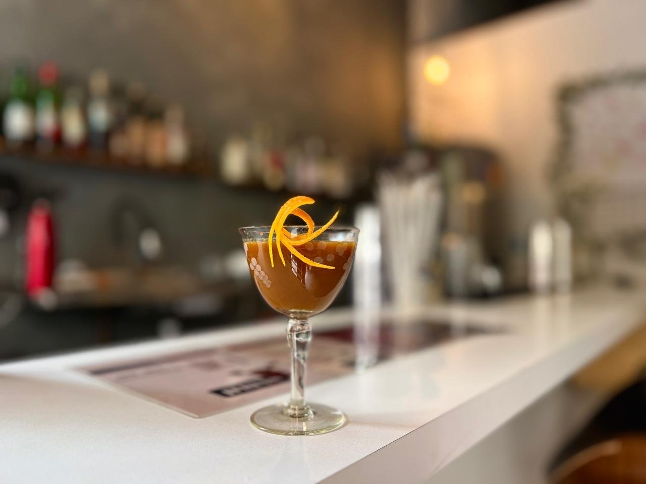 Receita de drink sem &aacute;lcool: aprenda a fazer mocktail de caf&eacute; com maracuj&aacute; e laranja