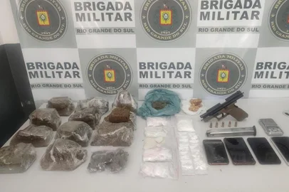 Quatro pessoas são presas com veículos, drogas e arma em Caxias do Sul<!-- NICAID(15348708) -->