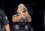 Polícia invade casa e aponta arma para moradora; família diz que agentes estavam no endereço errado