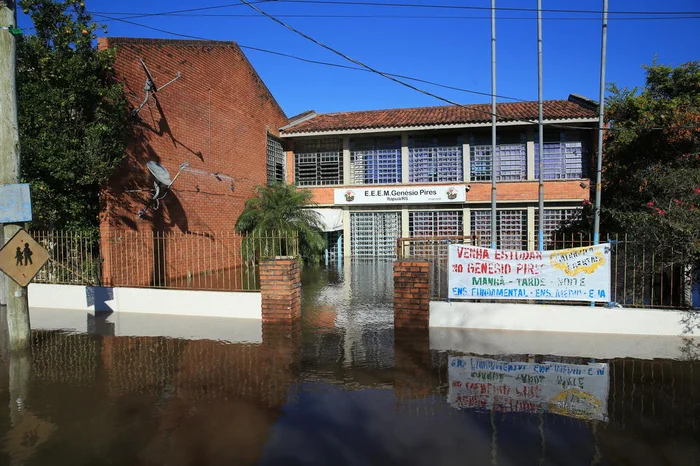 Escola Estadual Genésio Pires, em Viamão, foi atingida pelas cheias.