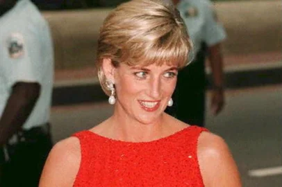 Diana, the Princess of Wales after arriving 17 June at the Museum of Women in the Arts in Washington to attend a gala dinner for landmine victims.  A few days earlier Diana renewed in London her call for a global ban on landmines, asking "how can countries which manufacture and trade in these weapons square their conscience with such human devastation?" / AFP PHOTO / POOL / JOHN STILLWELLEditoria: HUMLocal: WASHINGTONIndexador: JOHN STILLWELLSecao: peopleFonte: POOLFotógrafo: STF<!-- NICAID(13098533) -->