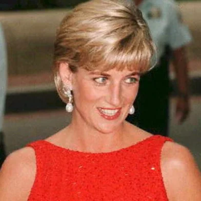 Diana, the Princess of Wales after arriving 17 June at the Museum of Women in the Arts in Washington to attend a gala dinner for landmine victims.  A few days earlier Diana renewed in London her call for a global ban on landmines, asking "how can countries which manufacture and trade in these weapons square their conscience with such human devastation?" / AFP PHOTO / POOL / JOHN STILLWELLEditoria: HUMLocal: WASHINGTONIndexador: JOHN STILLWELLSecao: peopleFonte: POOLFotógrafo: STF<!-- NICAID(13098533) -->