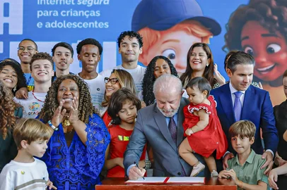 18.03.2026 - Presidente da República, Luiz Inácio Lula da Silva, durante cerimônia de assinatura de decretos de proteção de crianças e adolescentes em ambientes digitais (ECA Digital), no Palácio do Planalto. Brasília - DF.<!-- NICAID(16247990) -->