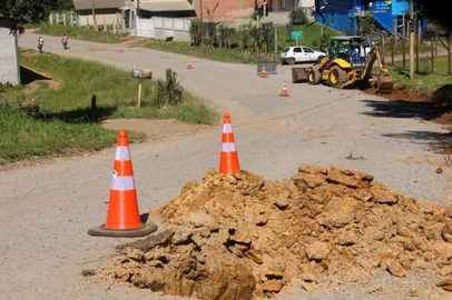 Após dois anos paralisada devido a divergências nos valores solicitados pela empresa contratada para a execução, a obra da Estrada Municipal Patrício Pasquali, que liga Fazenda Souza a Vila Seca, foi retomada. Com máquinas já na pista, o prefeito Adiló Didomenico, o secretário de Obras e Serviços Públicos (Smosp), Norberto Soletti, o diretor geral da Smosp, Jorge Catusso, o diretor do escritório de projetos da Smosp, Reinaldo Toscan Neto, o engenheiro da empresa responsável pelo trabalho (RGS Engenharia), Adriano de Souza Pereira, outras autoridades e membros da comunidade tiveram um encontro informal marcando o recomeço da intervenção na via, na tarde de quinta-feira (26/10)<!-- NICAID(15582203) -->