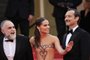 Swedish actress Alicia Vikander (C) waves as she arrives with British actor Jude Law (R) and Brazilian director Karim Ainouz (L) for the screening of the film "Firebrand" during the 76th edition of the Cannes Film Festival in Cannes, southern France, on May 21, 2023. (Photo by Valery HACHE / AFP)Editoria: ACELocal: CannesIndexador: VALERY HACHESecao: cinemaFonte: AFPFotógrafo: STF<!-- NICAID(15434734) -->