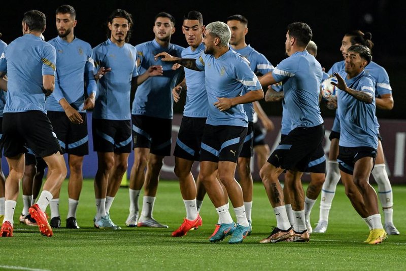 Uruguay's midfielder #10 Giorgian De Arrascaeta (C) and teammates take part in a training session at the Al Erssal training grounds in Doha on November 27, 2022, on the eve of the Qatar 2022 World Cup football match between Portugal and Uruguay. (Photo by Pablo PORCIUNCULA / AFP)Editoria: SPOLocal: DohaIndexador: PABLO PORCIUNCULASecao: soccerFonte: AFPFotógrafo: STF<!-- NICAID(15278216) -->