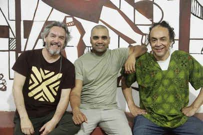 Caxias do Sul recebe o espetáculo musical Nobre Tamboreiro Pachamamáfrica do Grupo Nobre Tamboreiro nesta segunda-feira (20), a partir das 14h, na Sala de Teatro Valentim Lazzarotto, no Centro de Cultura Ordovás. Também serão promovidas uma oficina de formação em tambores e uma roda de intercâmbio com artistas e agentes culturais locais. As atividades são gratuitas. <!-- NICAID(16149446) -->