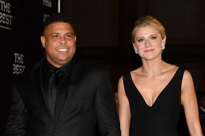 Brazil's former forward Ronaldo and his companion Celina Locks arrive for The Best FIFA Football Awards ceremony, on September 23, 2019 at Teatro alla Scala in Milan. (Photo by Tiziana FABI / AFP)Editoria: SPOLocal: MilanIndexador: TIZIANA FABISecao: soccerFonte: AFPFotógrafo: STF<!-- NICAID(14260415) -->