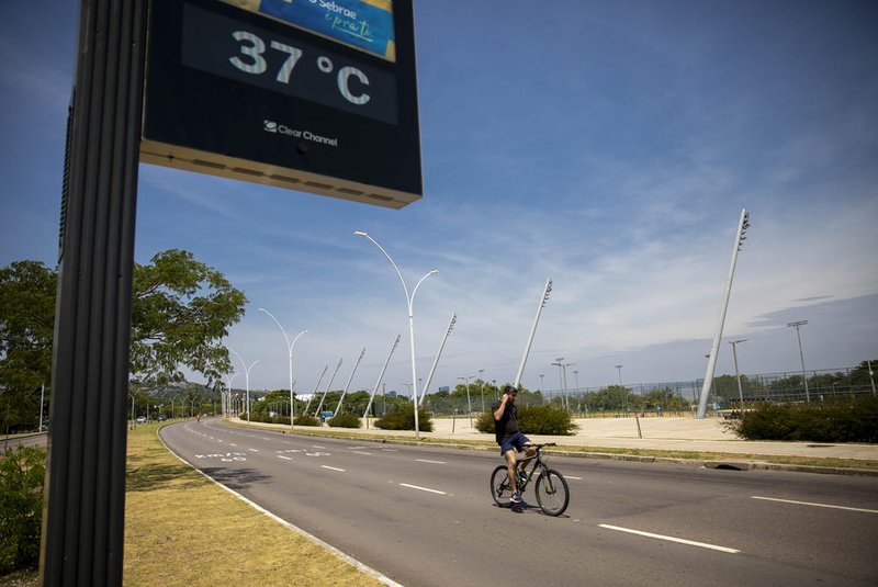 PORTO ALEGRE, RS, BRASIL, 10.02.2024: tarde de sábado com alta temperatura na capital. Foto: Camila Hermes/Agencia RBS<!-- NICAID(15675785) -->