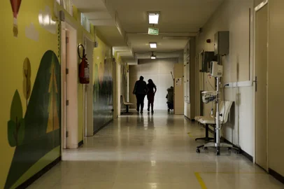 Porto Alegre, RS, Brasil, 27-08-2024: Paciente com familiar no corredor da ala de internação do Serviço de Psiquiatria da Infância e Adolescência do HA (Hospital de Clínicas de Porto Alegre). Foto: Mateus Bruxel / Agência RBSIndexador: MATEUS BRUXEL<!-- NICAID(15851278) -->