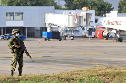 A soldier stands guard at the Camilo Daza Airport in Cucuta, Colombia, after two explosions -one at the air terminal and another nearby- left at least three people dead on December 14, 2021. - Two police officers and a suspected attacker died in bomb blasts at an airport in northeastern Colombia that the government blamed on terrorism, authorities said on Tuesday. The suspected attacker manged to cross a wire fence to access the runaway at the Cucuta international airport close to the border with Venezuela, police said. (Photo by Schneyder MENDOZA / AFP)<!-- NICAID(14967860) -->