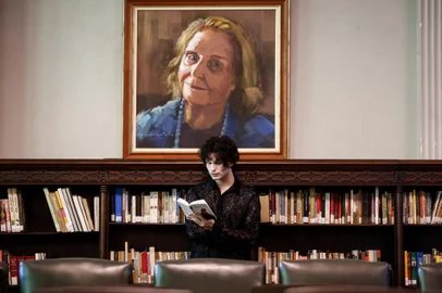 PORTO ALEGRE, RS, BRASIL - 2024.02.23 - Em tempos de livros comprados na Amazon e lidos em ebook, um hábito que parece totalmente antiquado, o de retirar livros nas bibliotecas de forma gratuita, ainda se mantém. Principal biblioteca de Porto Alegre, a Biblioteca Pública do Estado é importante para quem não tem dinheiro para comprar livros e até jovens que estão estudando para o vestibular e precisam ler as leituras obrigatórias. Na foto: Murilo Neves (Foto: André Ávila/ Agência RBS)<!-- NICAID(15688410) -->