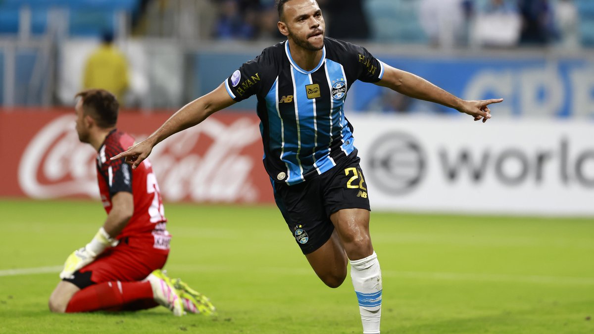 Braithwaite projeta melhora do Grêmio no Brasileirão e mira Copas