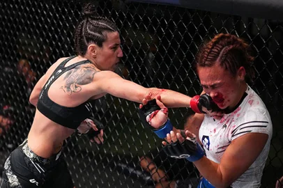 UFC Fight Night: Rodriguez v Waterson-GomezLAS VEGAS, NEVADA - SEPTEMBER 23: (L-R) Marina Rodriguez of Brazil punches Michelle Waterson-Gomez in a strawweight fight during the UFC Fight Night event at UFC APEX on September 23, 2023 in Las Vegas, Nevada. (Photo by Chris Unger/Zuffa LLC/UFC)Editoria: SLocal: Las VegasIndexador: Chris UngerSecao: MARFonte: Zuffa LLCFotógrafo: Contributor<!-- NICAID(15664873) -->