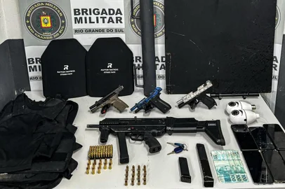 As equipes do 4° BATALHÃO DE POLÍCIA DE CHOQUE de posse de informações do setor de inteligência acerca dos suspeitos do homicídio ocorrido na madrugada, deslocaram até o Campos da Serra onde possivelmente estariam escondidos, em buscas foram presos os indivíduos com uma submetralhadora, 3 pistolas, munições, coletes, escudo e aríete.<!-- NICAID(15679359) -->