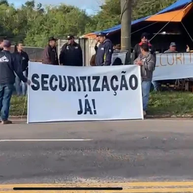 A sexta-feira (30) é marcada por uma série de protestos que bloqueia as rodovias gaúchas. As manifestações são de produtores rurais que cobram pela securitização de dívidas.<!-- NICAID(16048937) -->