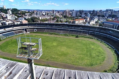 25/08/2023 - PORTO ALEGRE, RS, BRASIL - GRÊMIO / ESTÁDIO OLÍMPICO / RUÍNAS - Um ano depois da promessa do prefeito Sebastião Melo, o estádio Olímpico segue com aspecto de abandono. Em fevereiro, o antigo campo do Grêmio vai completar dez anos desde que recebeu sua última partida. FOTO: Lauro Alves, Agência RBS<!-- NICAID(15520455) -->