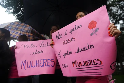 CAXIAS DO SUL, RS, BRASIL, 08/03/2024. Por saúde e respeito, Fórum de Mulheres Caxienses se reúne na Praça Dante Alighieri, em Caxias. (Bruno Todeschini/Agência RBS)Indexador: BTK<!-- NICAID(15700167) -->