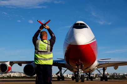 PORTO ALEGRE, RS, BRASIL, 20.04.2025: Quase um ano e meio depois, o aeroporo Salgado Filho volta a receber um avião de carga de grande porte dentro do seu complexo. O Boeing 747, conhecido como "rainha do céus" e uma das maiores aeronaves de carga do mundo pousou no terminal de Porto Alegre na tarde de domingo do dia 20 de abril. Foto: Camila Hermes/Agencia RBS<!-- NICAID(16020707) -->