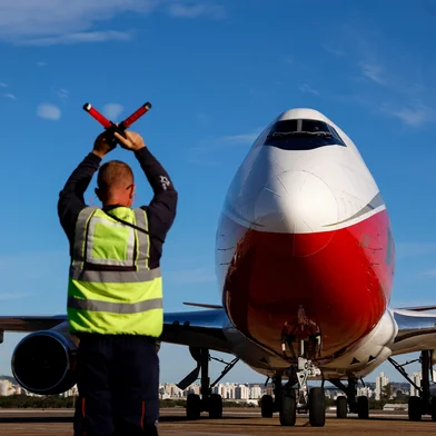 PORTO ALEGRE, RS, BRASIL, 20.04.2025: Quase um ano e meio depois, o aeroporo Salgado Filho volta a receber um avião de carga de grande porte dentro do seu complexo. O Boeing 747, conhecido como "rainha do céus" e uma das maiores aeronaves de carga do mundo pousou no terminal de Porto Alegre na tarde de domingo do dia 20 de abril. Foto: Camila Hermes/Agencia RBS<!-- NICAID(16020707) -->