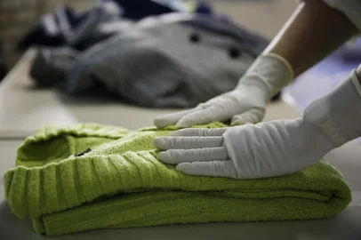 PORTO ALEGRE, RS, BRASIL, 29-05-2019: Roupas e calçados doados para a Campanha do Agasalho 2019 em processo de triagem, na Zonal Centro, da Smam, no bairro Cidade Baixa. (Foto: Mateus Bruxel / Agência RBS)<!-- NICAID(14099400) -->